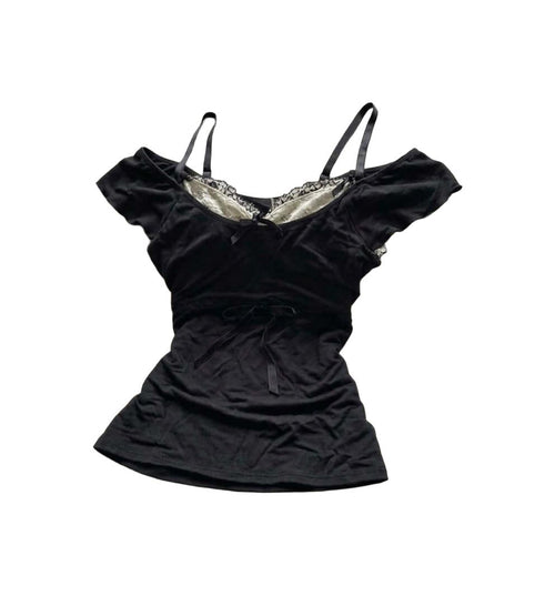 Black Two-Piece Ruffled Top with Bow Details Black Two-Piece Ruffled Top with Bow Details This black Y2K-inspired top features a unique two-piece design, combining an off-the-shoulder ruffled neckline with attached spaghetti straps for a layered look. Des