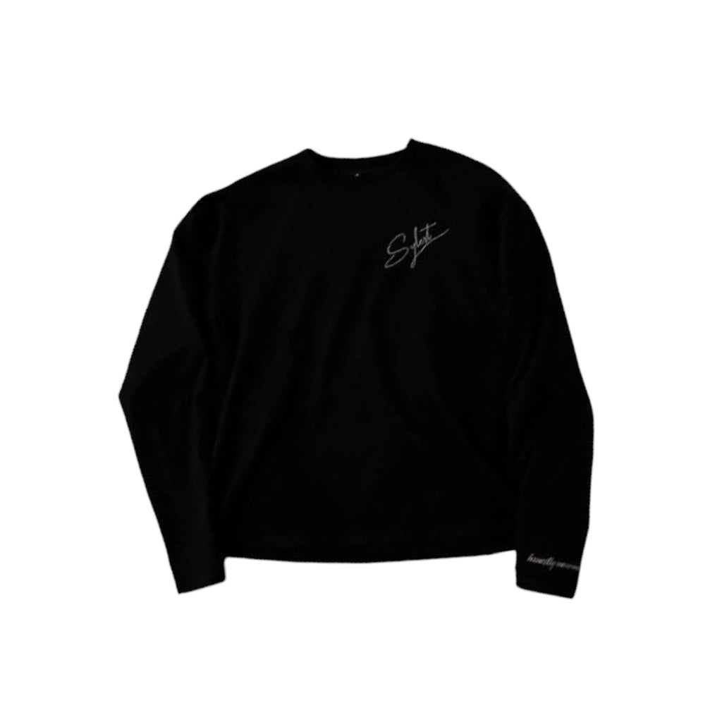 Oversized streetwear long sleeve tee in black with logo detailing, showcasing a relaxed fit and stylish street vibe.